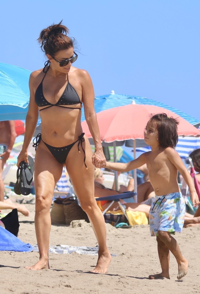 Eva Longoria a purtat la plajă un costum de baie negru cu o croială sexy și a petrecut timp prețios cu fiul ei, Santiago Enrique Bastón