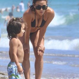 În timp ce este la plajă, Eva Longoria îi explică ceva fiului ei care are vârsta de 5 ani