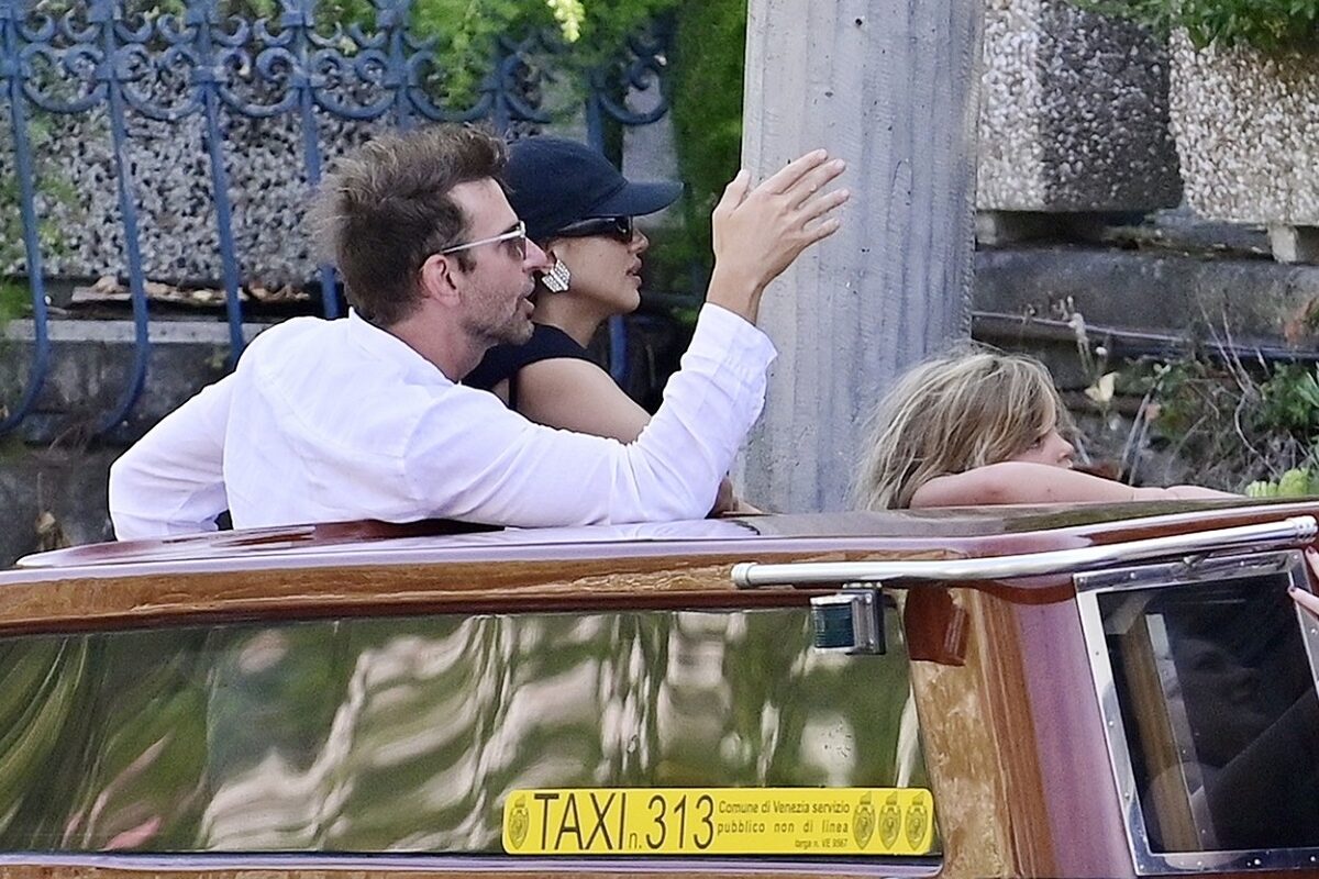 Bradley Cooper, Irina Shayk și Lea De Seine, fiica lor, se află pe o ambarcațiune în Veneția