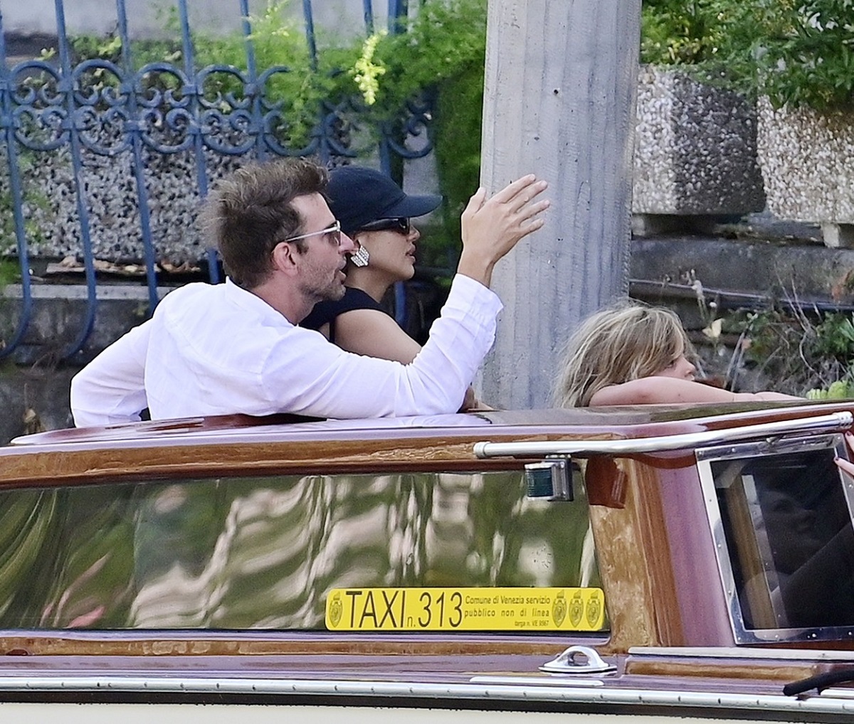 Bradley Cooper, Irina Shayk și Lea De Seine, fiica lor, se află pe o ambarcațiune în Veneția