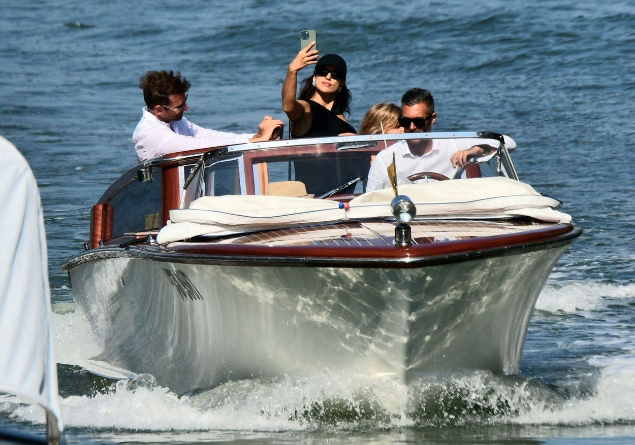 Irina Shayk și Bradley Cooper, dar și fiica lor erau îmbrăcați casual când au sosit în Veneția cu o ambarcațiune