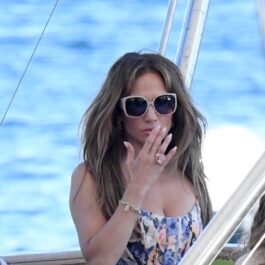 Îmbrăcată într-o rochie vaporoasă, Jennifer Lopez a fost fotografiată când a ajuns la restauratul Lo Scoglio din satul Nerano, aflat pe Coasta Amalfi
