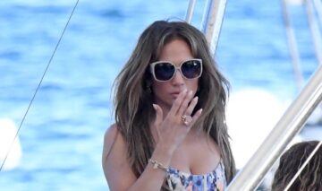 Îmbrăcată într-o rochie vaporoasă, Jennifer Lopez a fost fotografiată când a ajuns la restauratul Lo Scoglio din satul Nerano, aflat pe Coasta Amalfi