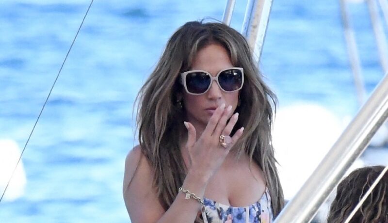 Jennifer Lopez a luat masa la un restaurant de lux aflat pe Coasta Amalfi. Ce rochie a purtat când a ieșit cu iahtul în largul Mării Tireniene