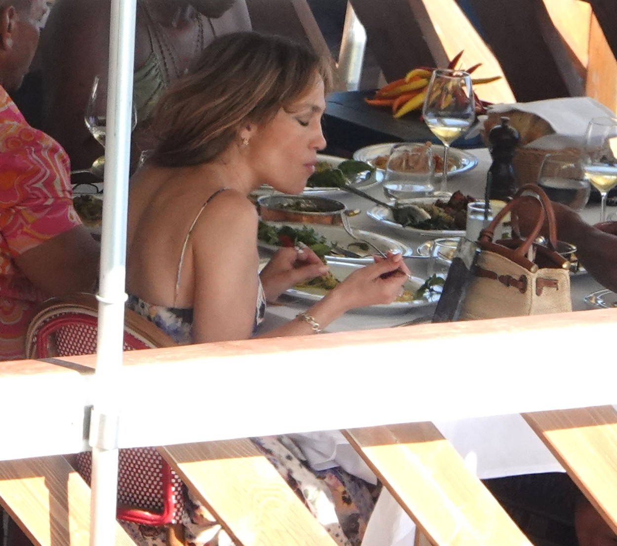 Jennifer Lopez savurează unul dintre preparatele pe care și le-a comandat la restauratul Lo Scoglio din satul Nerano