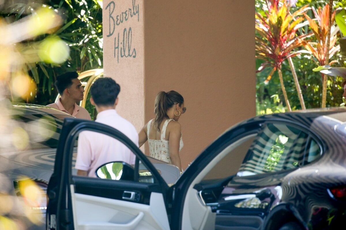Jennifer Lopez, fotografiată la intrarea în locuința ei din Beverly Hills
