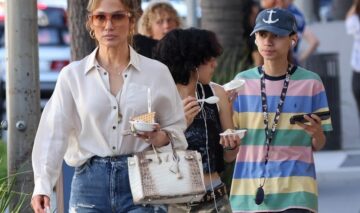 Jennifer Lopez, alături de cei doi gemeni ai săi, pe stradă, în ținute casual