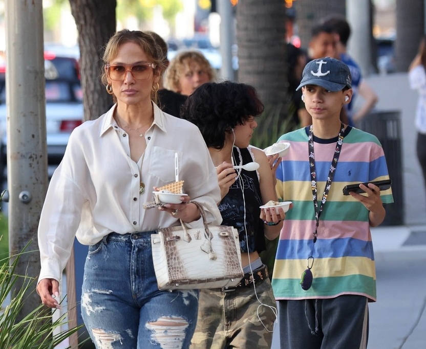 Jennifer Lopez, alături de cei doi gemeni ai săi, pe stradă, în ținute casual