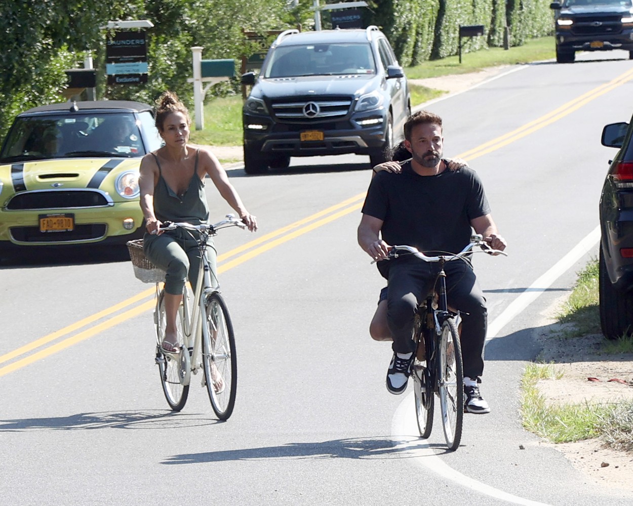 JLo și Ben Affleck, pe stradă, în ținute sport, pe bicicletă