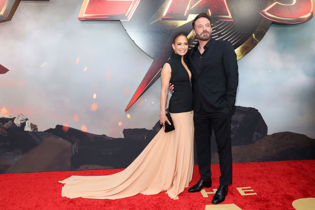 Jennifer Lopez și Ben Affleck pozează pe covorul roșu întins pentru premiera filmului "The Flash", care a avut loc pe 12 iunie 2023, în Hollywood, California