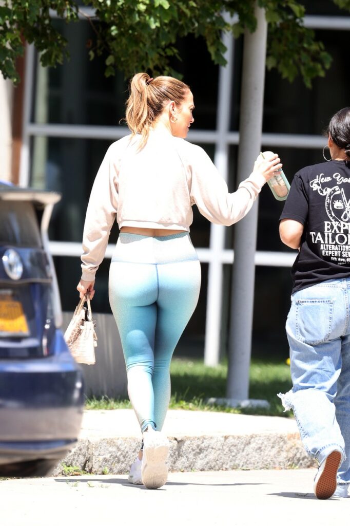 Jennifer Lopez a fost fotografiată de paparazzi cu spatele, chiar înainte să intre la sală