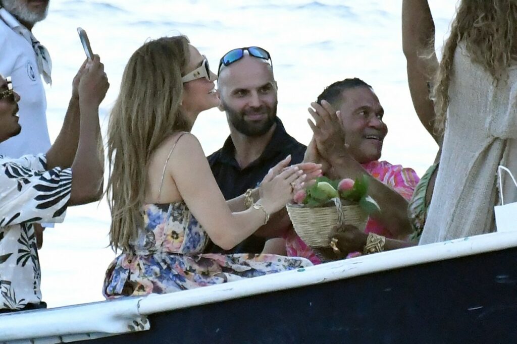 Jennifer Lopez zâmbește în timp ce se uită spre unul dintre prietenii ei