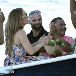 Jennifer Lopez zâmbește în timp ce se uită spre unul dintre prietenii ei