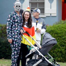 Jennifer Love Hewitt și Brian Hallisay, care are o mască pe față, au zâmbit spre paparazzi când au fost surprinși în toamna lui 2022, de Halloween