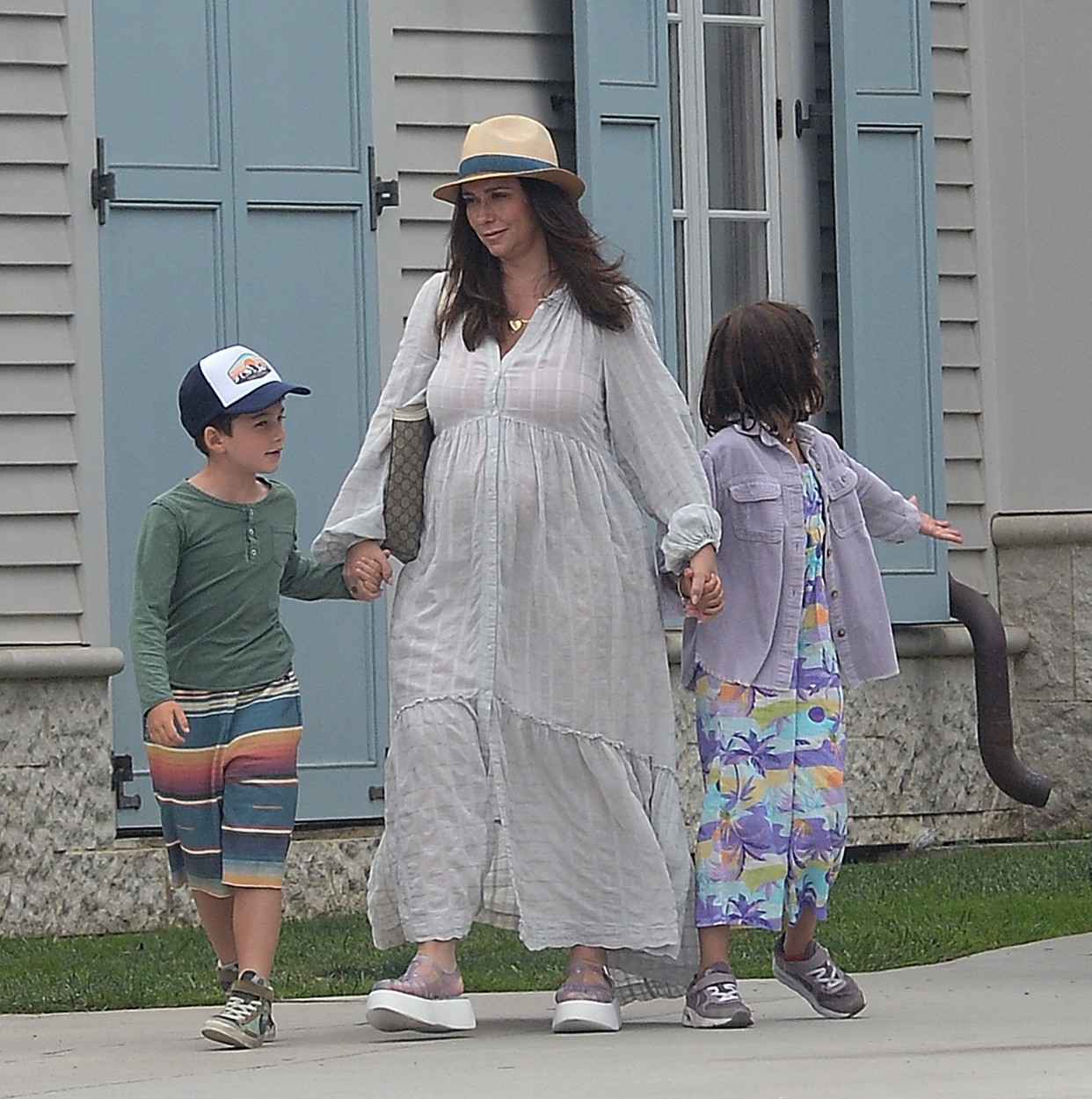Jennifer Love Hewitt își ține de mână cei doi copii în timp ce se află pe o stradă din Santa Monica