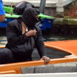 În timp ce se afla în barcă și se plimba pe canalele din Veneția, Kanye West a avut momente în care și-a acoperit fața