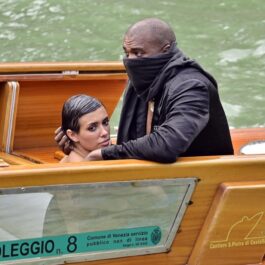 Kanye West și Bianca Censori stau față în față și se îmbrățișează în timp ce se află în ambarcațiunea cu care s-au plimbat pe celebrele canale din Veneția