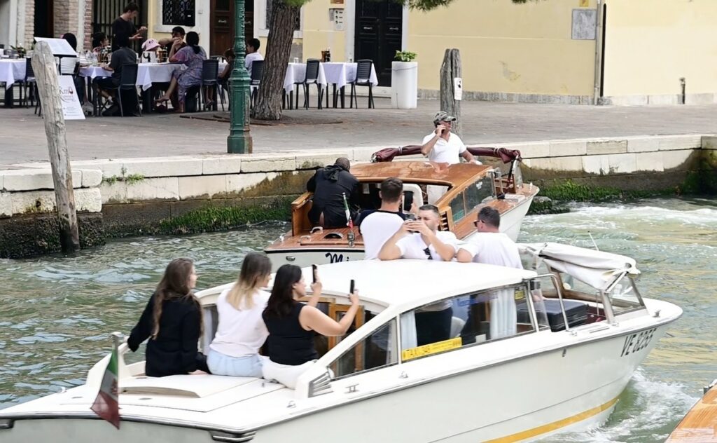 În timpul plimbării pe canalele din Veneția, Kanye West a avut un accident vestimentar