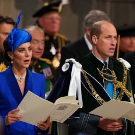 Kate Middleton și Prințul William cântă în timpul unei ceremonii de marcare a încoronării sale, oficiată pe 5 iulie 2023 la Catedrala St. Giles din Edinburgh