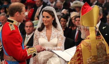 Prințul William apare în timp ce face schimb de verighete împreună cu aleasa inimii sale: Catherine Middleton, chiar în fața arhiepiscopului de Canterbury Rowan Williams în Catedrala Westminster Abbey