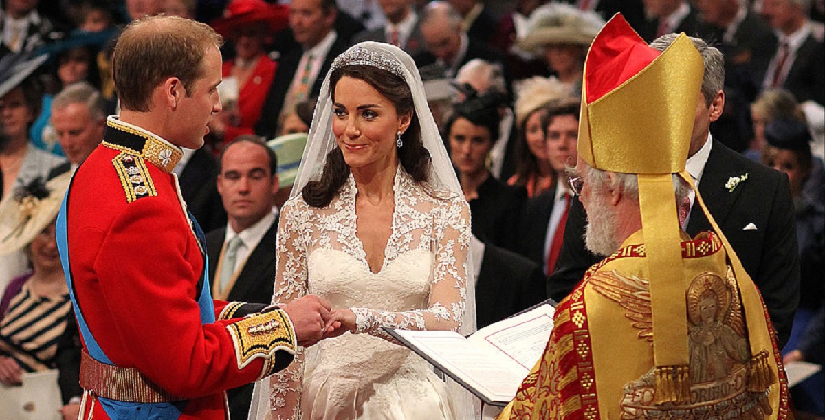 Prințul William apare în timp ce face schimb de verighete împreună cu aleasa inimii sale: Catherine Middleton, chiar în fața arhiepiscopului de Canterbury Rowan Williams în Catedrala Westminster Abbey