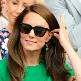 Purtând ochelari de soare negri, Kate Middleton și-a făcut apariția la Wimbledon 2023 într-o rochie verde elegantă, pe care a accesorizat-o cu bijuterii care aveau pietre prețioase verzi