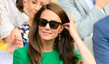 Purtând ochelari de soare negri, Kate Middleton și-a făcut apariția la Wimbledon 2023 într-o rochie verde elegantă, pe care a accesorizat-o cu bijuterii care aveau pietre prețioase verzi