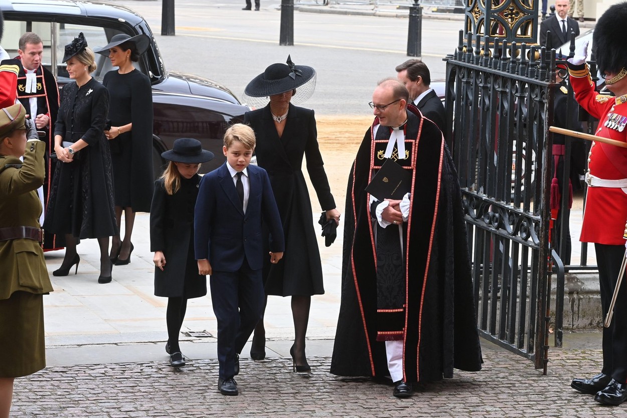 La funeraliile care au avut loc în memoria Reginei Elisabeta a II-a, Kate Middleton a mers împreună cu copiii mari și soțul ei