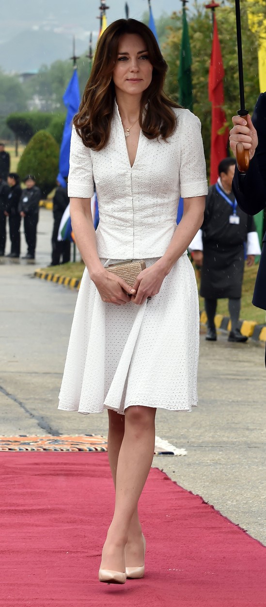 Îmbrăcată într-un taior alb și cu pantofi bej, Catherine Middleton a plecat pe 16 aprilie 2016 din Aeroportul Internațional Paro, Bhutan, împreună cu Prințul William