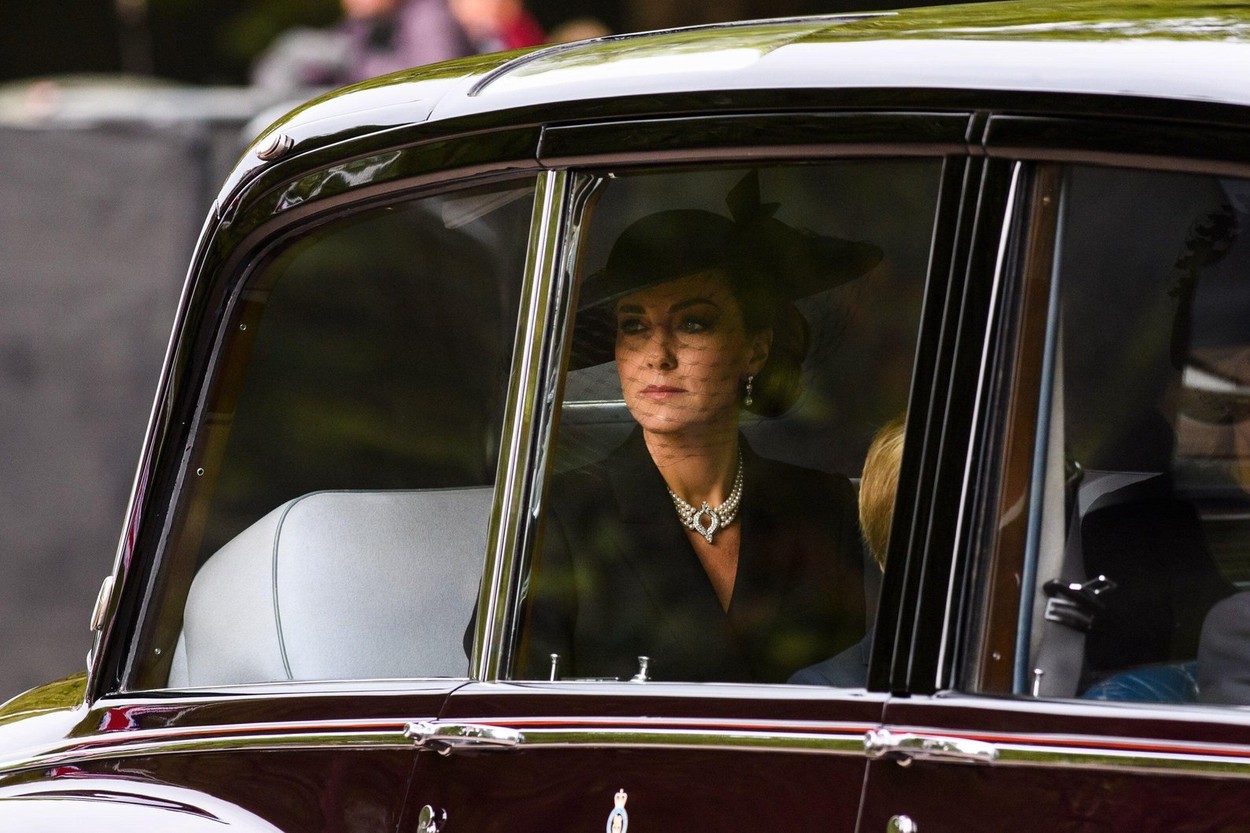 Kate Middleton într-o mașină regală, fotografiată pe 19 septembrie 2022