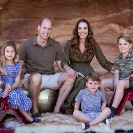 Poză de album al cuplului format din Kate Middleton și Prințul William, alături de copiii lor: Prințesa Charlotte, Prințul Louis și Prințul George