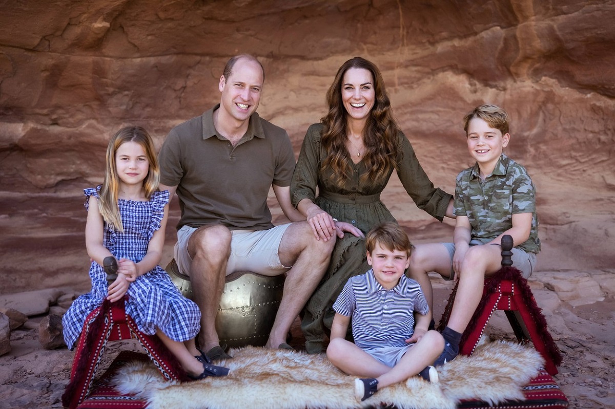 Poză de album al cuplului format din Kate Middleton și Prințul William, alături de copiii lor: Prințesa Charlotte, Prințul Louis și Prințul George