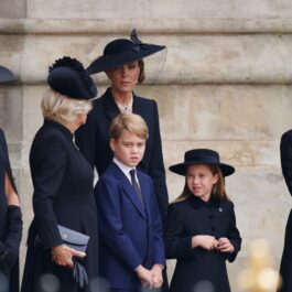 Meghan Markle, Regina Consoartă, Kate Middleton, Prințul George, Prințesa Charlotte și Contesa de Wessex, după o ceremonie din 19 septembrie 2022, când au fost funeralii pentru fostul monarh britanic