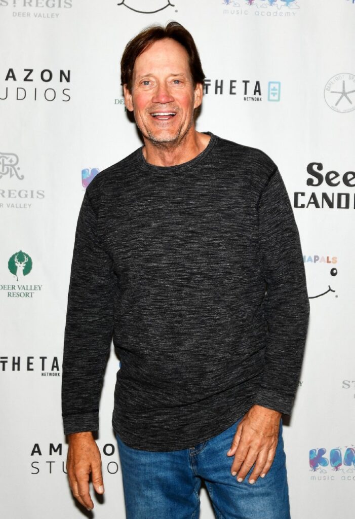 Kevin Sorbo într-o bluză și o preche de pantaloni la un evenimtn public din New York