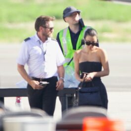 Îmbrăcată în haine negre, cu ochelari de soare tot negri, Kim Kardashian a schimbat câteva replici cu membrii echipajului de zbor