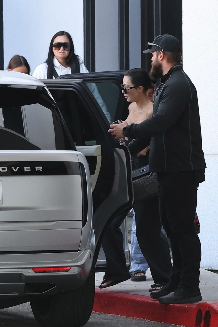 Kim Kardashian se pregătește să urce în SUV-ul personal