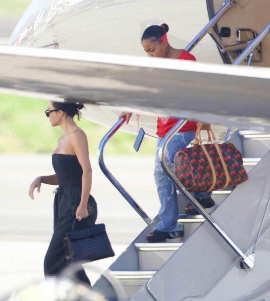 Kim Kardashian și North West au fost surprinse de paparazzi în timp ce coborau din avionul personal pe un aeroport din New Jersey
