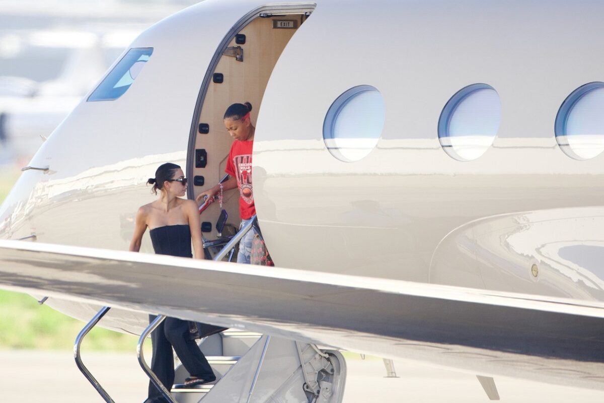 Kim Kardashian coboară prima scările avionului privat, iar fiica ei o urmează, amândouă având genți foarte scumpe în mâini