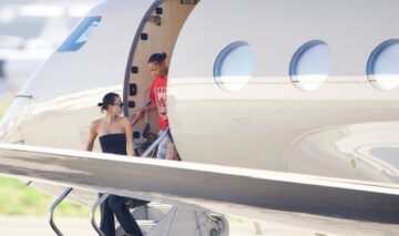 Kim Kardashian coboară prima scările avionului privat, iar fiica ei o urmează, amândouă având genți foarte scumpe în mâini