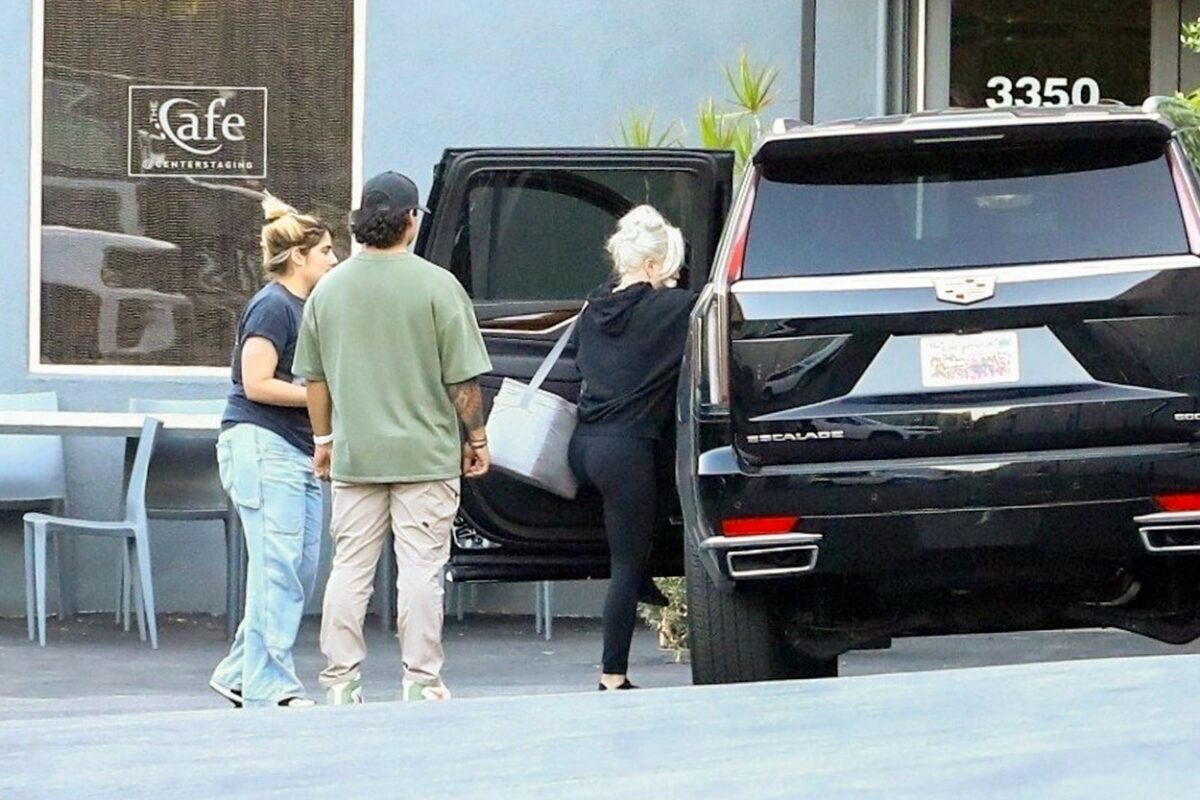 Lady Gaga, într-o parcare, în timp ce se urcă în mașină