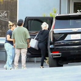 Lady Gaga, într-o parcare, în timp ce se urcă în mașină