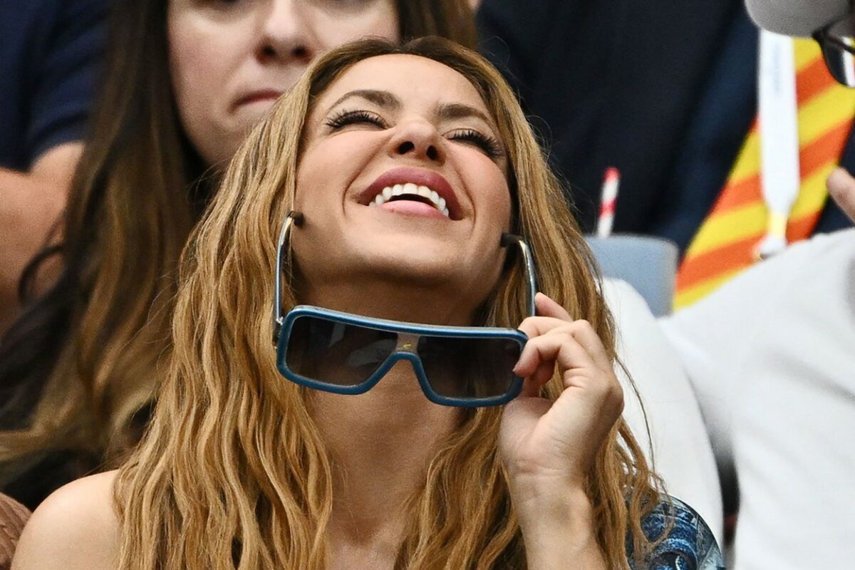 Shakira, cu o pereche de ochelari de soare cu rame mari, în tribune la Wimbledon