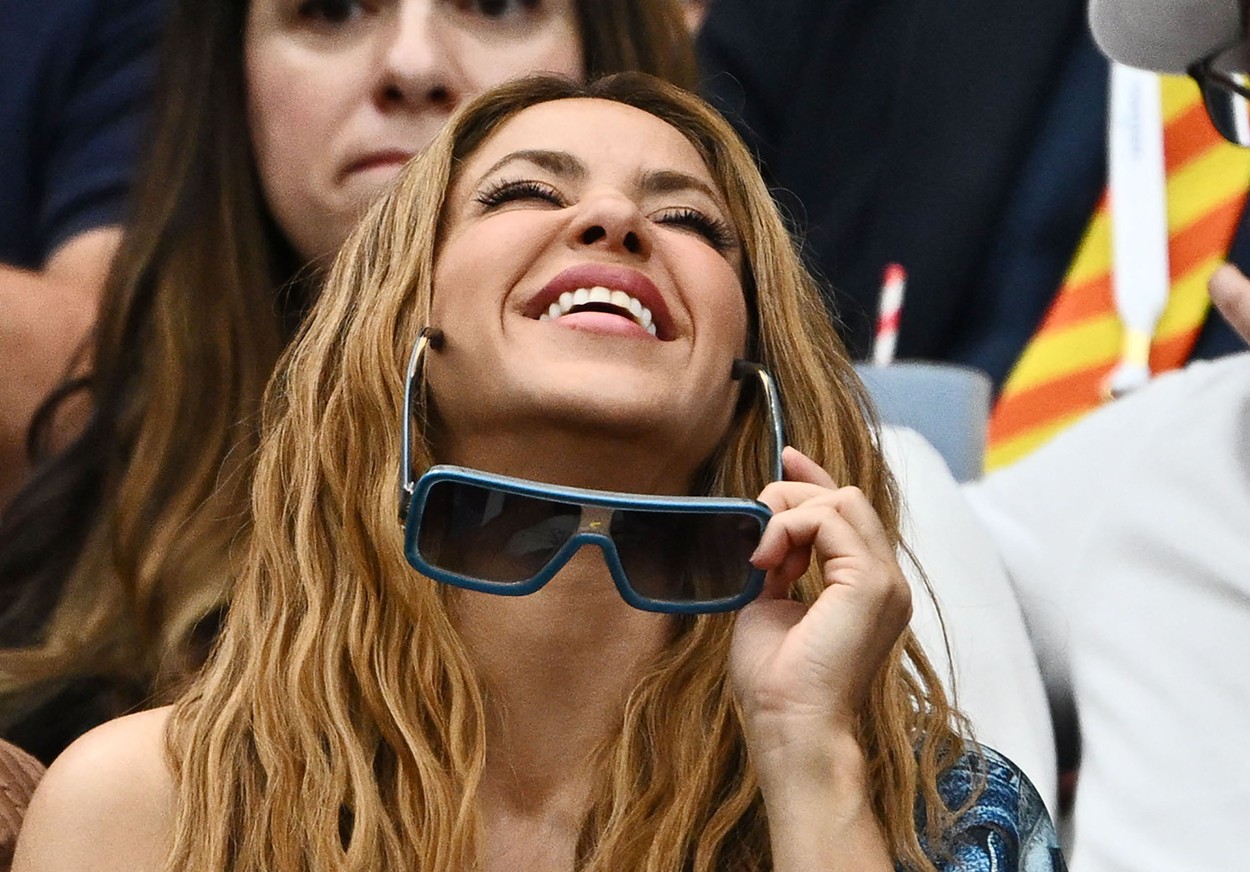 Shakira, cu o pereche de ochelari de soare cu rame mari, în tribune la Wimbledon