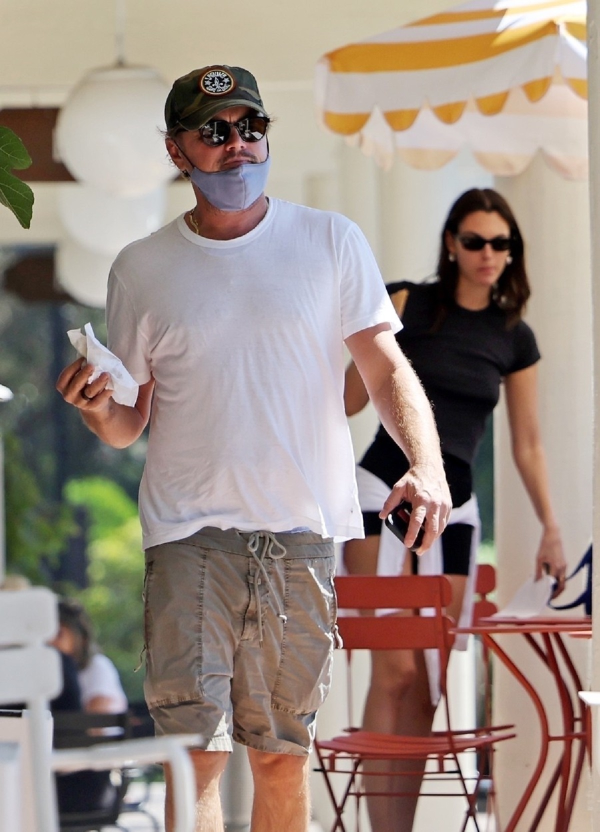 Leonardo DiCaprio, surprins la o cafenea din Los Angeles cu Vittoria Ceretti