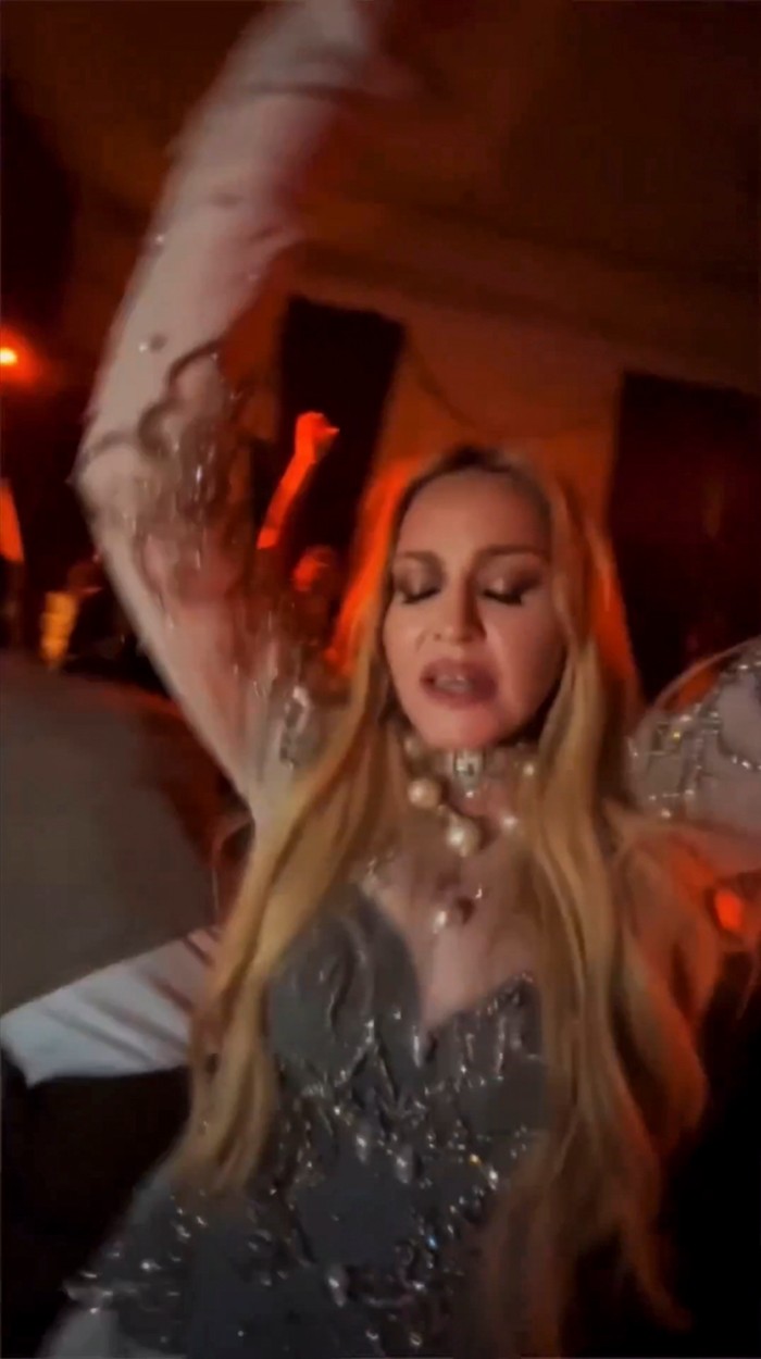 Madonna, în timp ce dansează cu ochii închiși la party-ul său din Lisabona