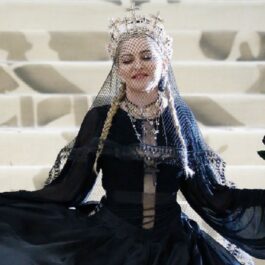 Madonna și-a făcut o apariție impresionantă la un eveniment care a avut loc pe 7 mai în 2018, în New York City, după ce a ales să poarte o rochie neagră stil prințesă, un vaol negru și o diademă mare