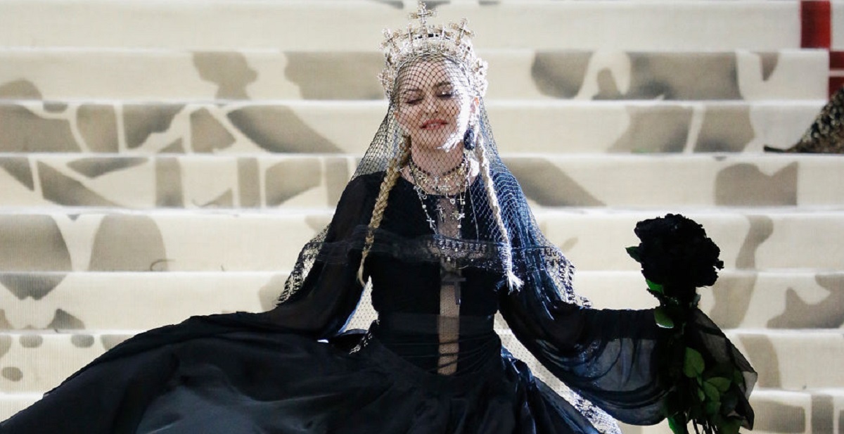 Madonna și-a făcut o apariție impresionantă la un eveniment care a avut loc pe 7 mai în 2018, în New York City, după ce a ales să poarte o rochie neagră stil prințesă, un vaol negru și o diademă mare