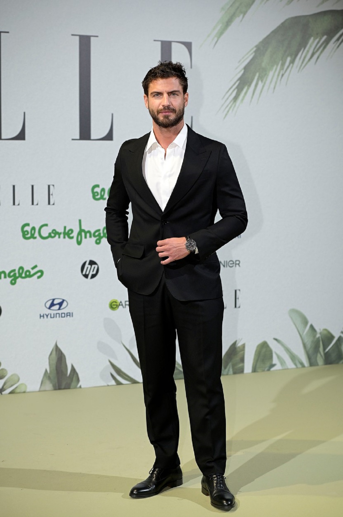 Maxi Iglesias, într-un costum negru, a participat la Elle Eco Awards 2022