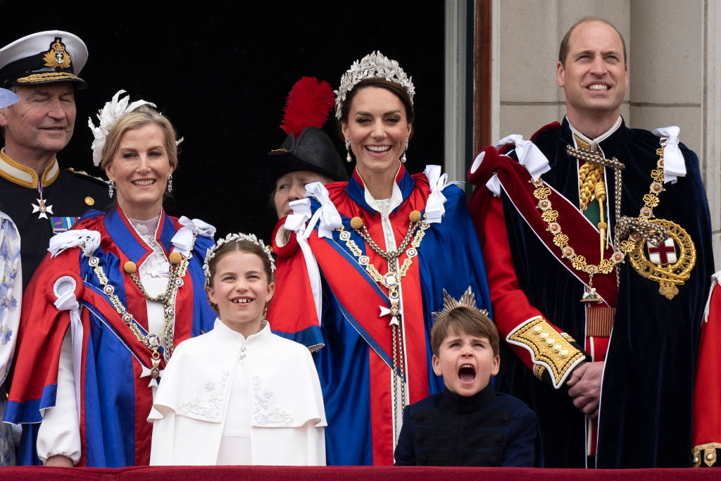 Mai mulți membrii din Familia Regală Britanică, printre care se numără Prințul William, Kate Middleton și cei trei copii ai lor, care au participat la ceremoniile din ziua încoronării Regelui Charles al III-lea