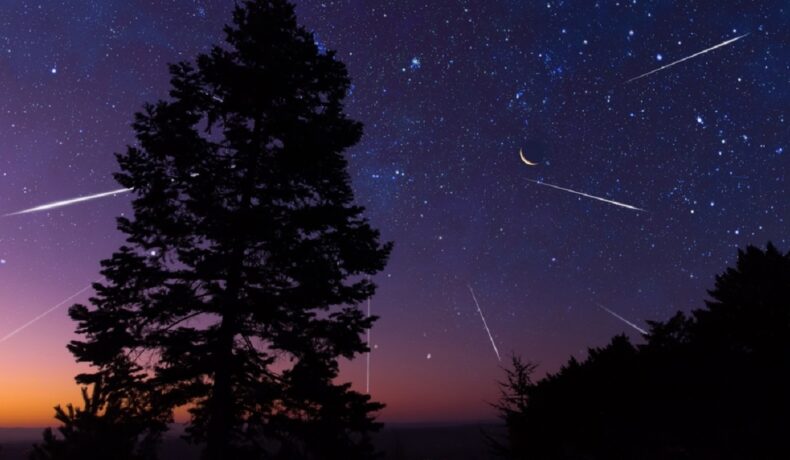 Fotografie făcută noaptea, în timpul unei ploi de meteori sau Perseide, așa cum mai este numit fenomenul astronomic